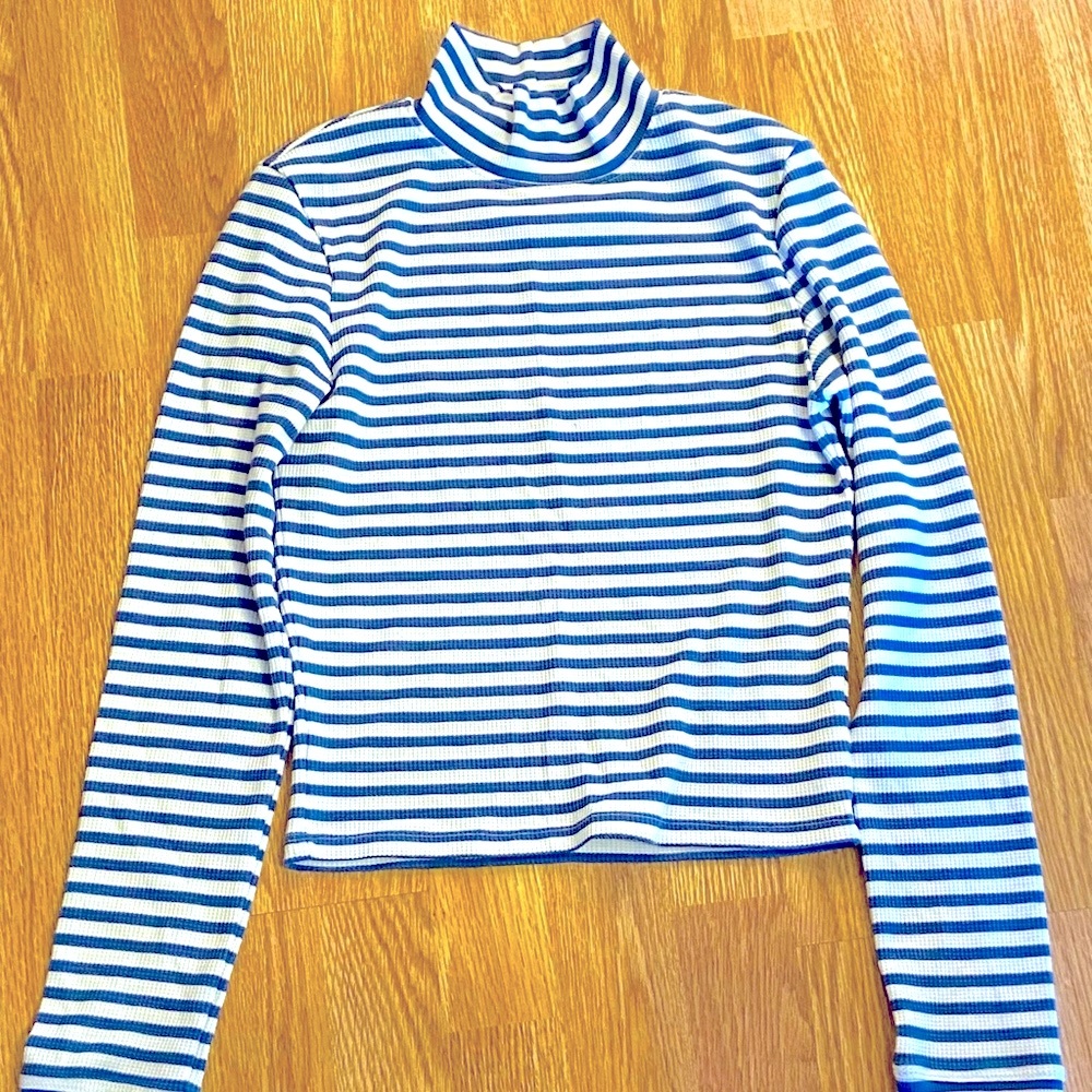 American Eagle brand turtleneck, blue, and white size medium